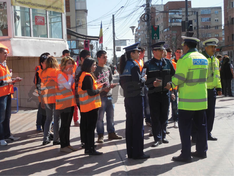 Poliţiştii şi elevii au împărţit pietonilor şi şoferilor pliante cu recomandări preventive