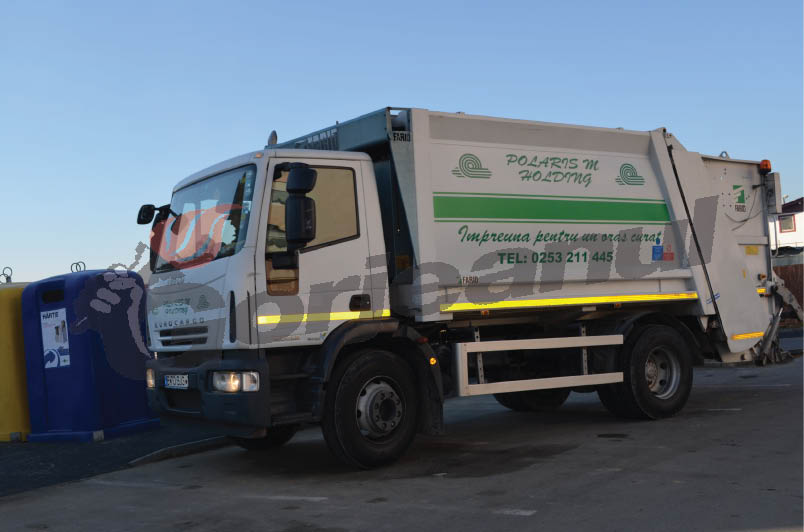Maşină de gunoi, implicată într-un accident la Ploştina