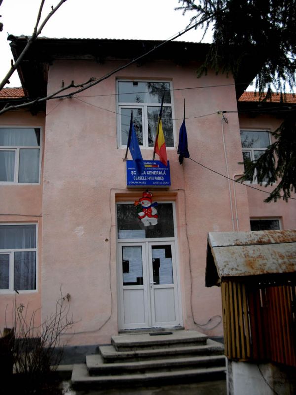 Părinţii revoltaţi, doctorii ţinuţi la uşă! Invazie de păduchi în şcoala cumnatului lui Troacă