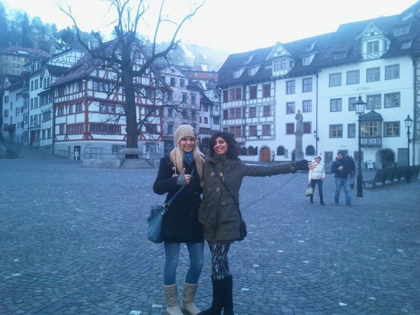 Tinerele din Motru prinse cu 13 iguane în şosete, condamnate la închisoare