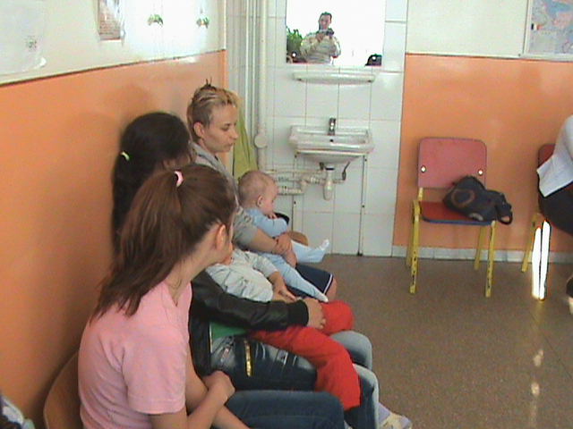 Eleve, în vizită la Centrul Maternal