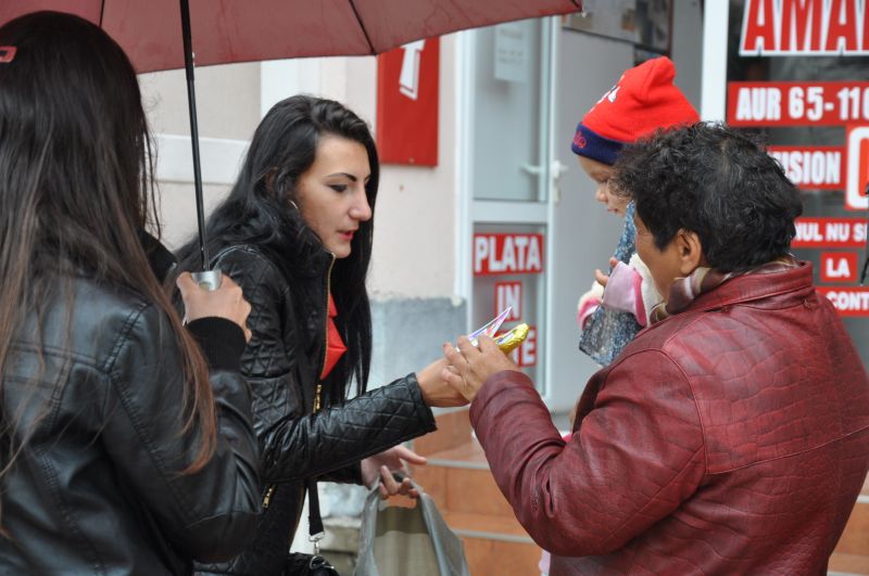 Iepuraşi de ciocolată şi felicitări pentru târgujieni de la organizaţiile municipale ale PSD