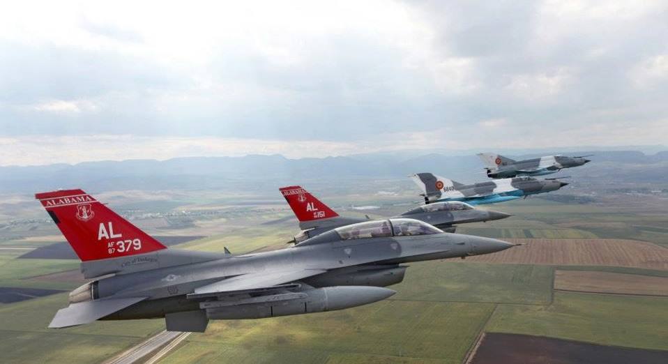 Formatie de F16 si MIG21 in zbor