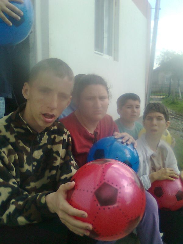 Sărbători Pascale cu cadouri şi activităţi pentru copiii din casele de tip familial Scoarţa şi Răchiţi