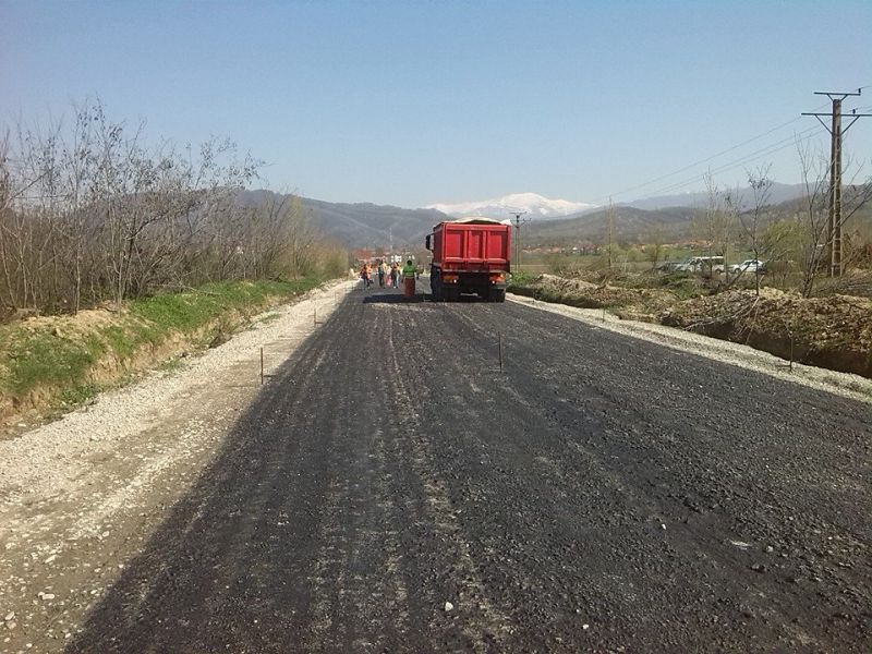 Se asfaltează drumul ce leagă Târgu-Jiul de Bumbeşti-Jiu