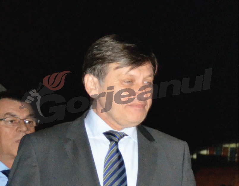 Crin Antonescu, supărat pe afişele cu “USL trăieşte!” de la Târgu-Jiu