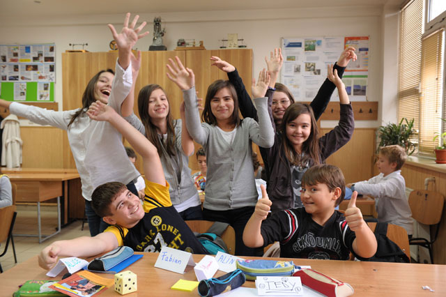 elevi bucurosi-vine vacanta de primavara