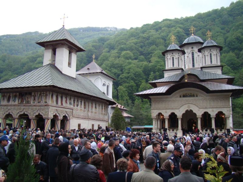 Mii de credincioşi din toată ţara, aşteptaţi de Paşte la Mânăstirea Tismana şi Lainici