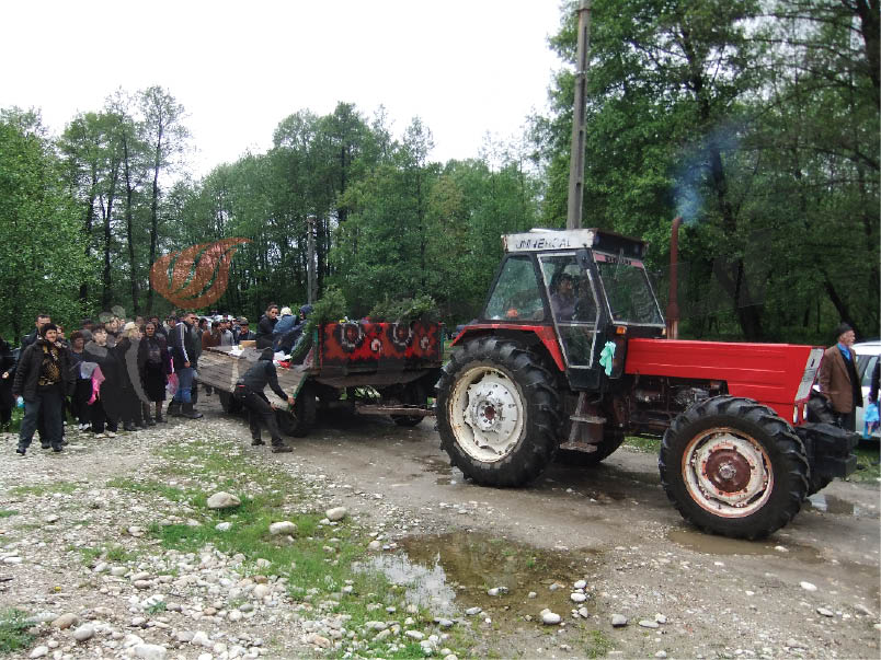 Mort cărat cu tractorul prin apă, în lipsa unui pod