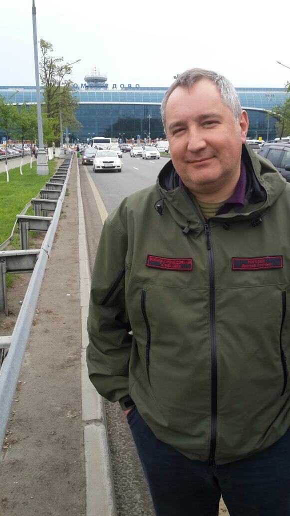 Dmitri Rogozin-viceperemier_Russia-pe-Aeroport Tiraspol
