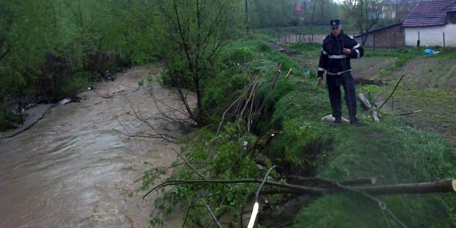 Turişti din Târgu-Jiu, salvaţi cu ajutorul unei tiroliane