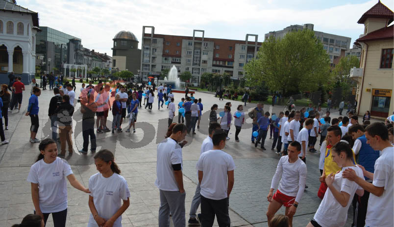 Tinerii şi autorităţile din Gorj s-au luat la cros