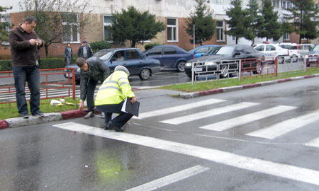 Femeie accidentată pe trecerea de pietoni