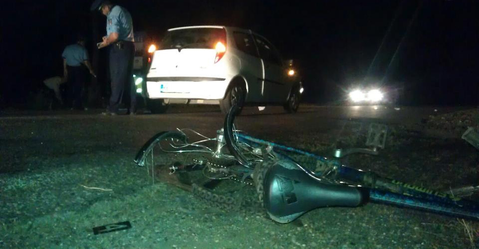 Biciclist acroşat de un autoturism