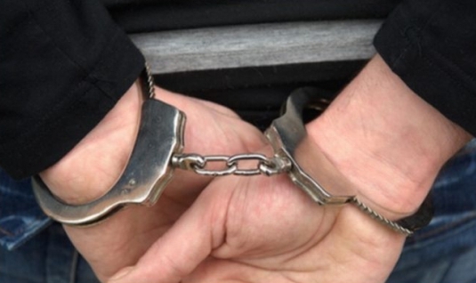 Doi tineri de 21 de ani, reţinuţi după ce au violat o tânără de 19 ani