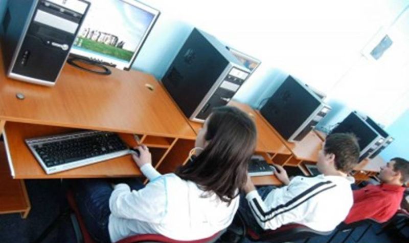 Peste 150 de elevi gorjeni vor primi bani pentru calculatoare