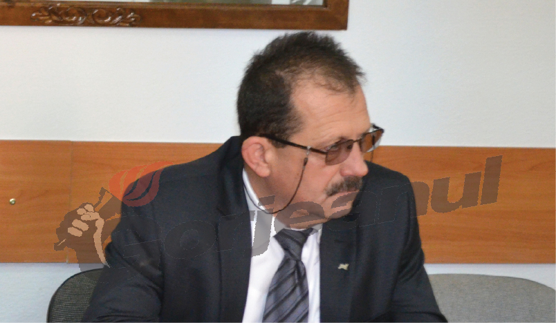 Gura târgului – Primarul din Turceni trimite săgeţi prin sms