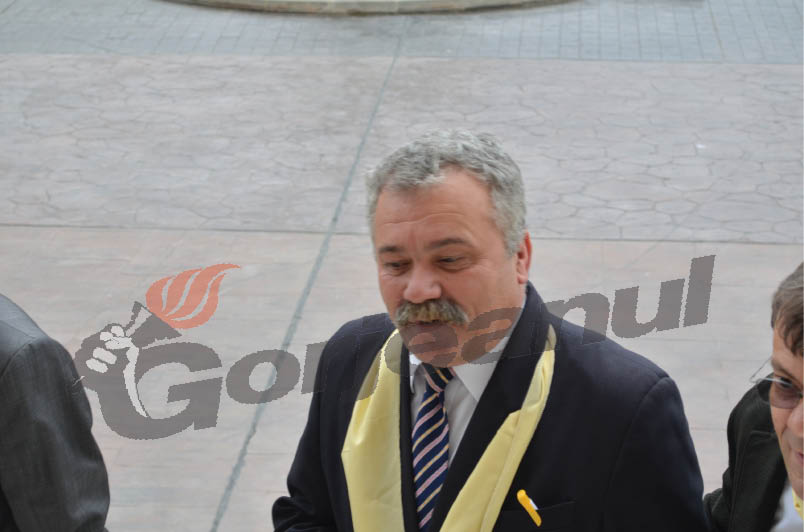 Gura târgului – Candidatul Mazilu face o parcare în Cărbuneşti, cu două zile înainte de campanie