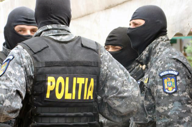 Percheziţii la suspecţi de trafic de droguri