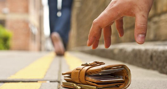 Doi elevi au returnat un portofel cu 500 de lei în el