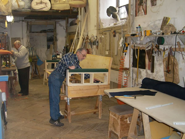 Ungurii caută tapiţeri gorjeni în producţia de canapele