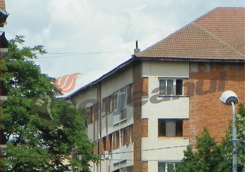 Un târgujian şi-a făcut horn pe bloc pentru soba pe lemne din locuinţă