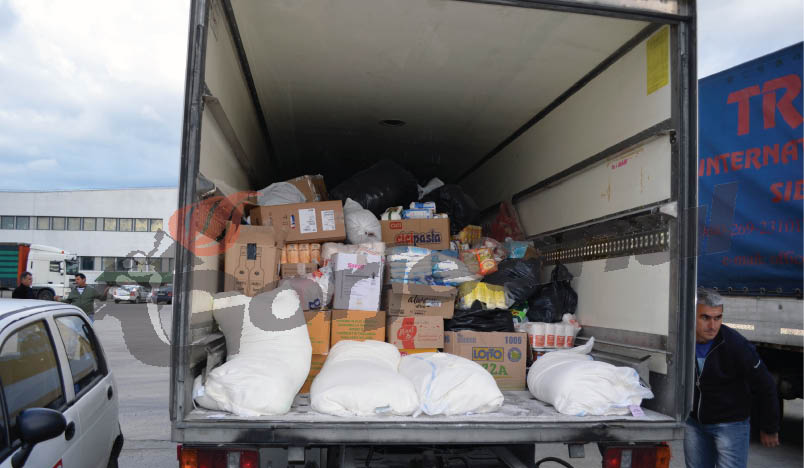 Tirul cu ajutoare de la Târgu-Jiu, în drum spre sinistraţii din Serbia