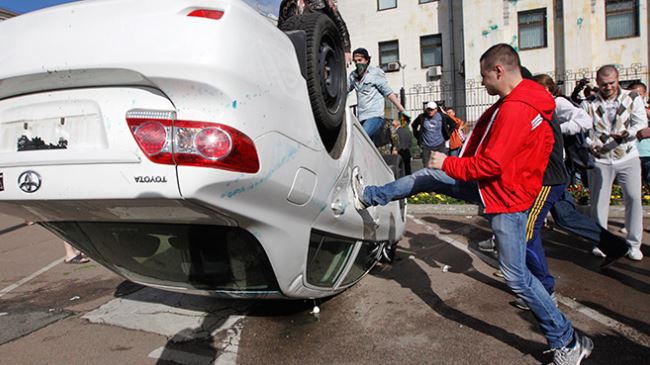 Proteste VIOLENTE în faţa Ambasadei Rusiei de la Kiev