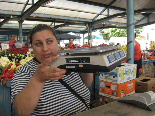 Pieţarii din Târgu-Jiu, în vizorul inspectorilor de la Metrologie