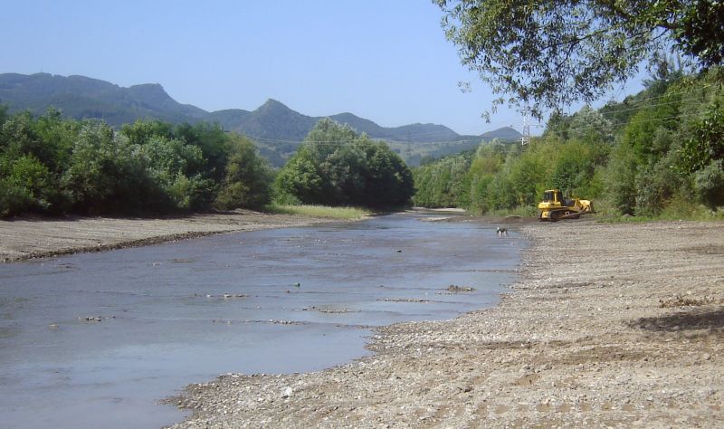 SGA Gorj efectuează lucrări de reparaţii pe cursurile râurilor Amaradia şi Gilort