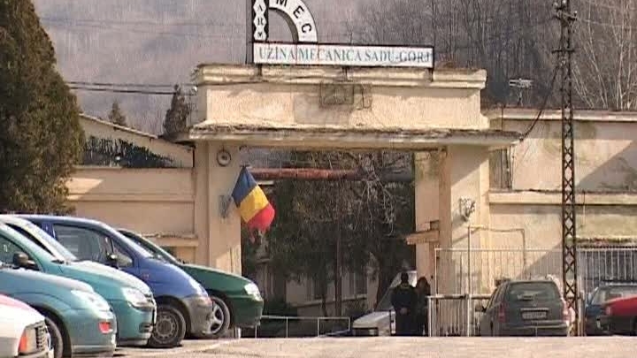 Pentru salariile întârziate – Angajaţii Uzinei Mecanice Sadu au întrerupt lucrul