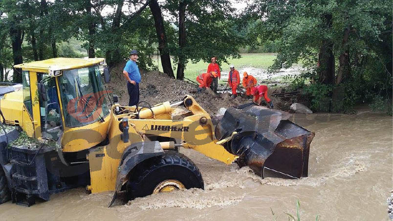 După inundaţii – Drumarii au acţionat în satul Racoviţa din Polovragi