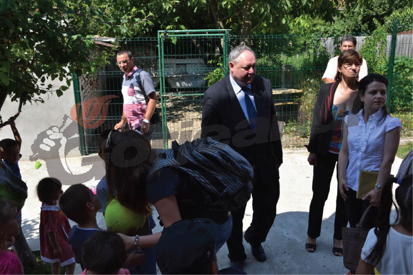 Daruri de la belgieni pentru copiii Centrului Maternal din Cărbuneşti