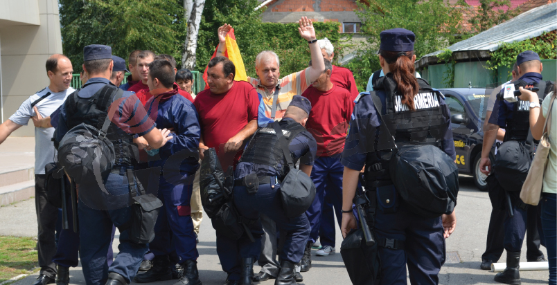 Suporteri violenţi, evacuaţi de jandarmi de pe stadion