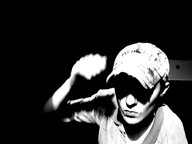 Agent de pază, lovit cu pumnul de doi clienți