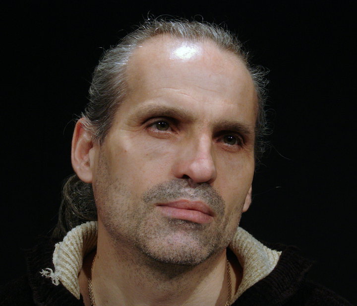 Gura târgului – Şeful actorilor de la ,,Elvira Godeanu”, lăsat pe drumuri de nevastă