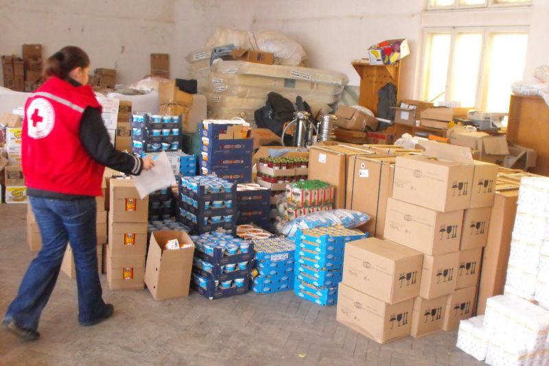 Crucea Roşie distribuie alimente pentru nevoiaşii din judeţ