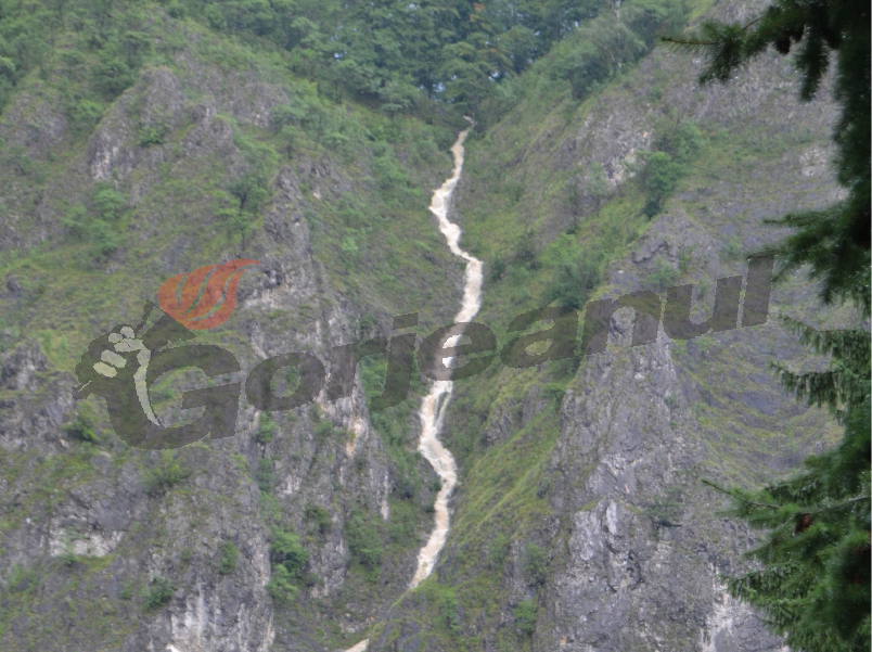 La Baia de Fier, Cascadă de 300 de metri formată pe un traseu de via ferrata