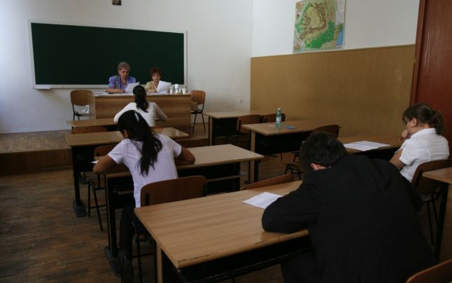 Premii pentru elevii de 10 la Bacalaureat şi Evaluarea Naţională