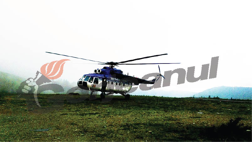 Turişti blocaţi de viitură, salvaţi de salvamontişti cu elicopterul