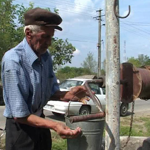 Peste 700 de fântâni din Alimpeşti, colmatate