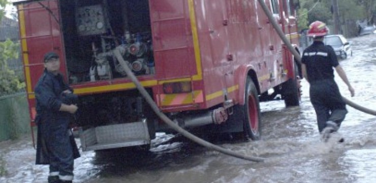 Gospodării din Gorj, inundate după furtună