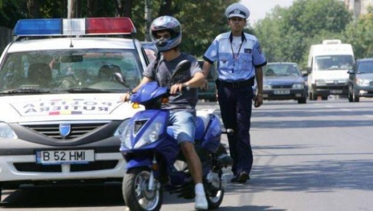 Mopedist beat şi fără permis, tras pe dreapta de poliţişti