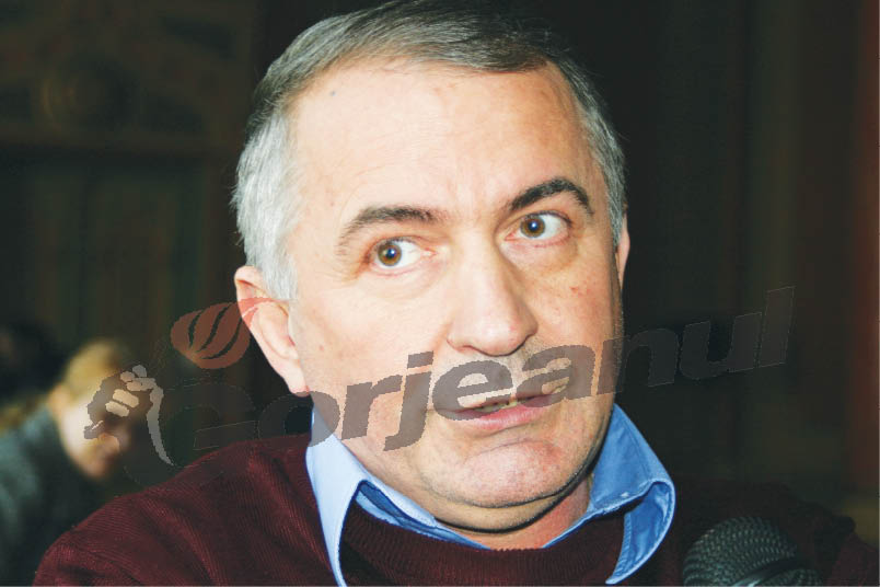 Gura târgului – Doctorul Neaţă, la patru ace dar pe bicicletă