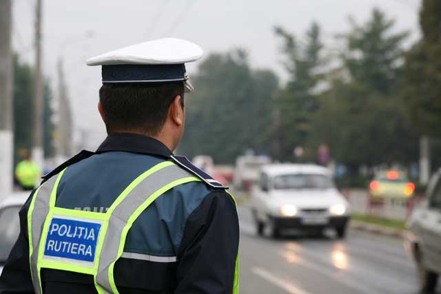 Fără permis, pe un moped neînmatriculat