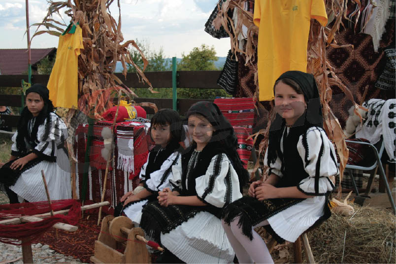 Spectacol folcloric şi localnici premiaţi, la Nedeia de la Polovragi