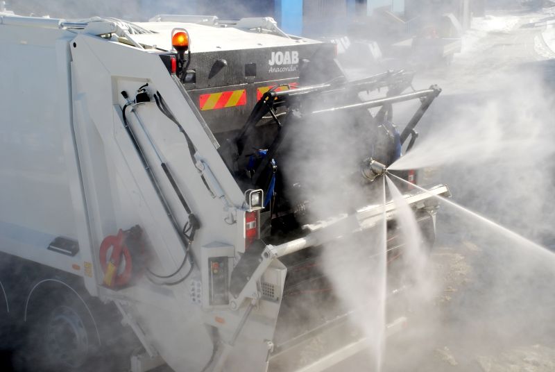 Containerele de gunoi, la spălat