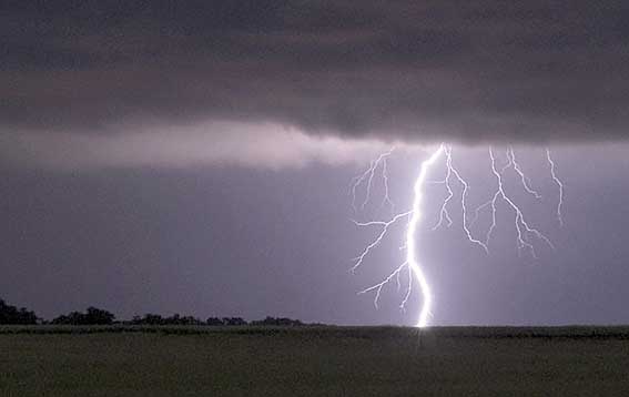 Trăsnit de fulger la Preajba