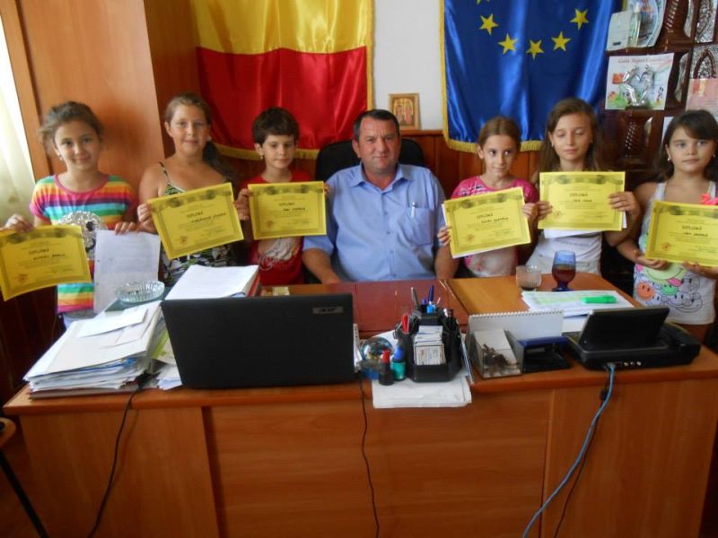 Fotoliul primarului din Ţicleni, ocupat de copii