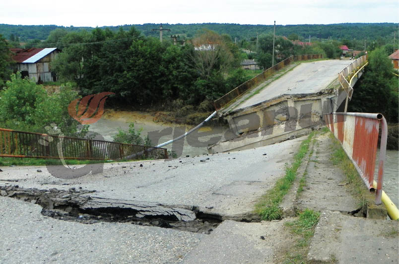 Două variante de pod provizoriu la Albeni